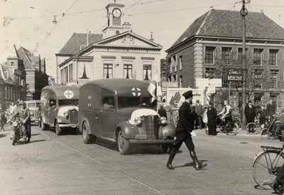 600815 Afbeelding van enkele ziekenauto's op de Wittevrouwenbrug over de Stadsbuitengracht te Utrecht tijdens de ...
